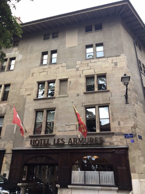Entrée de l'Hôtel les Armures à Genève